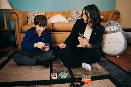 Mariana e adolescente jogando UNO — representando a terapia com recursos lúdicos