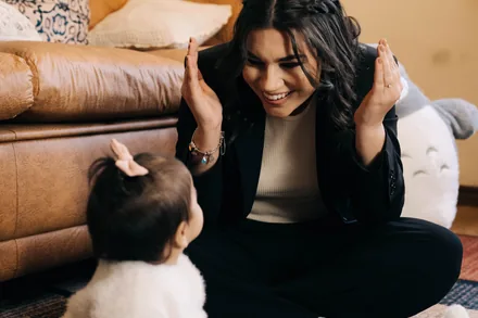 Mariana interagindo com bebê em atividade lúdica — representando a orientação parental